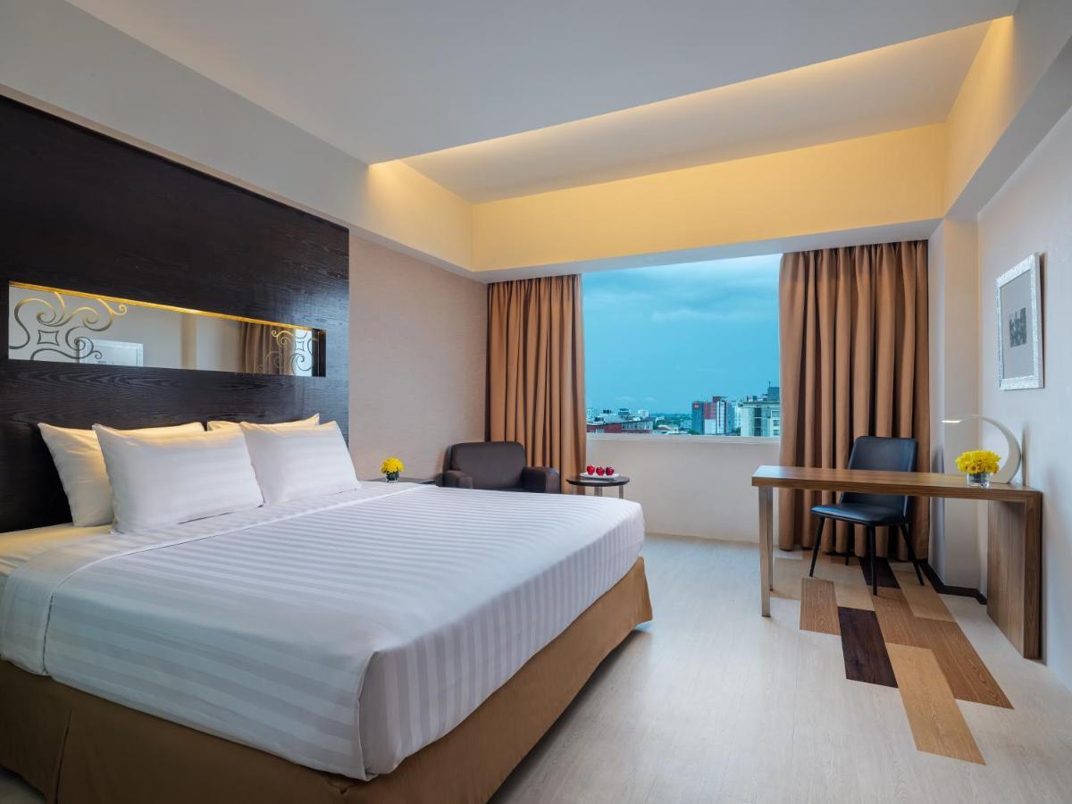 Aston Makassar Hotel & Convention Center Экстерьер фото