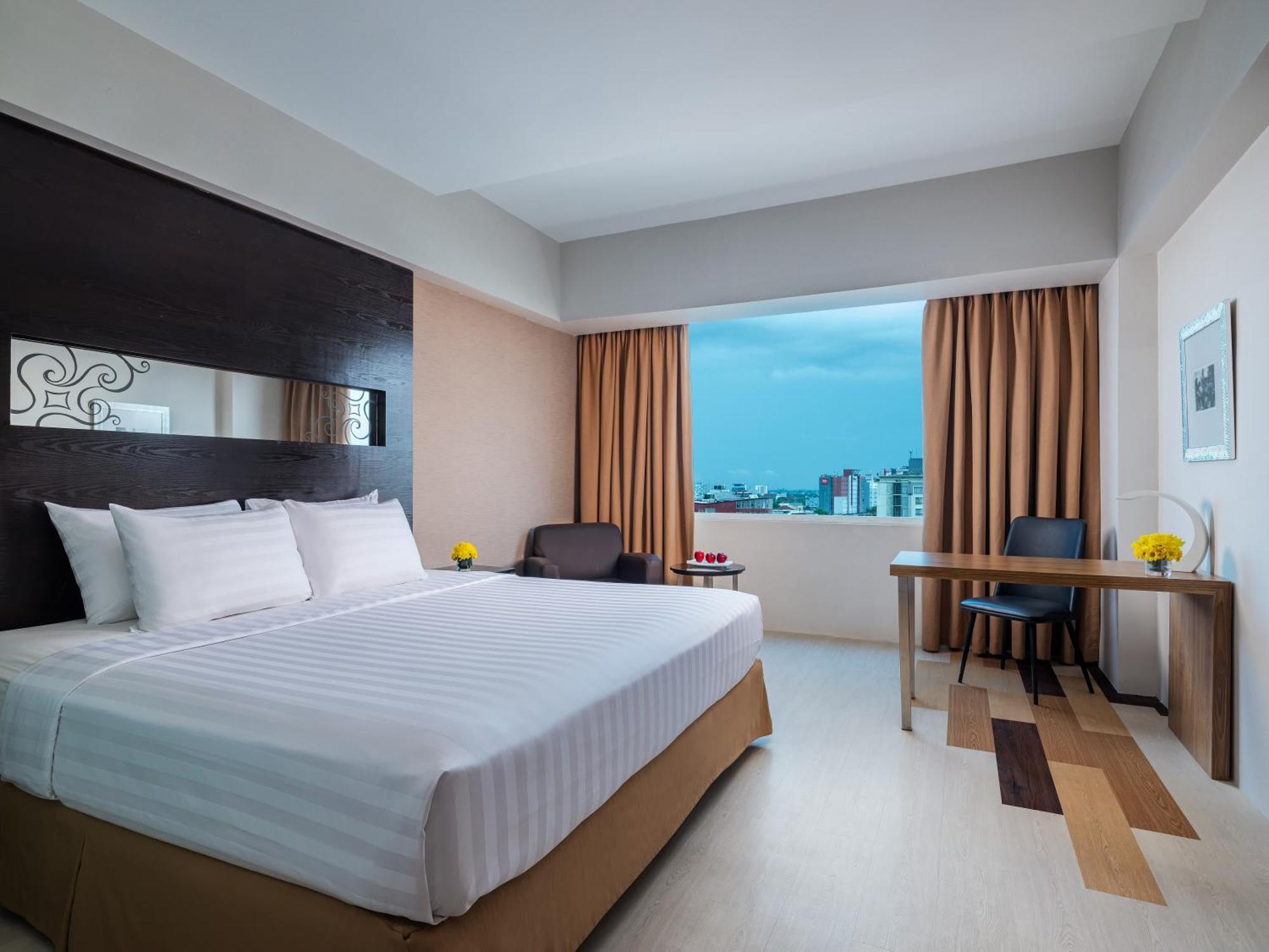 Aston Makassar Hotel & Convention Center Экстерьер фото