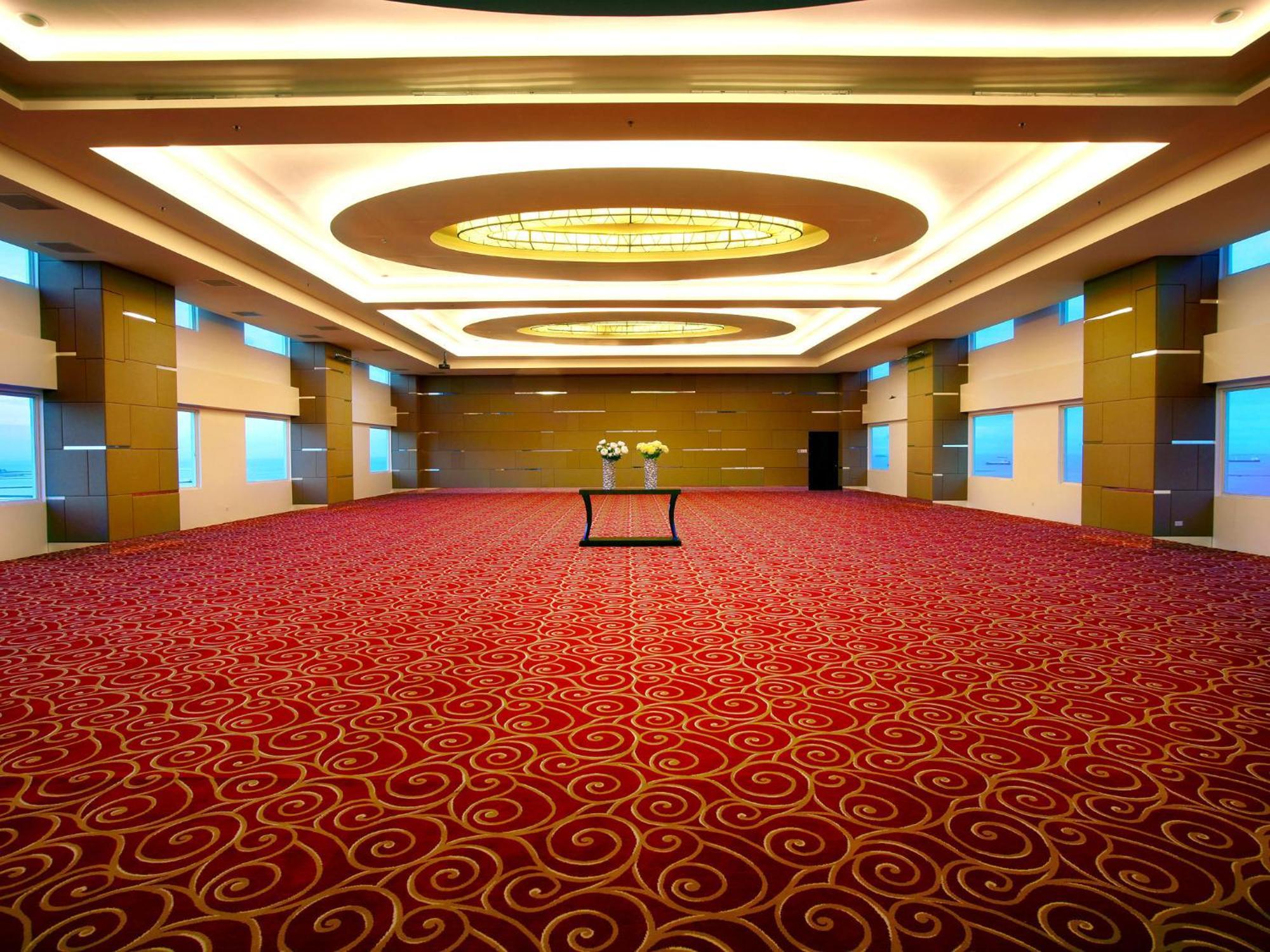 Aston Makassar Hotel & Convention Center Экстерьер фото