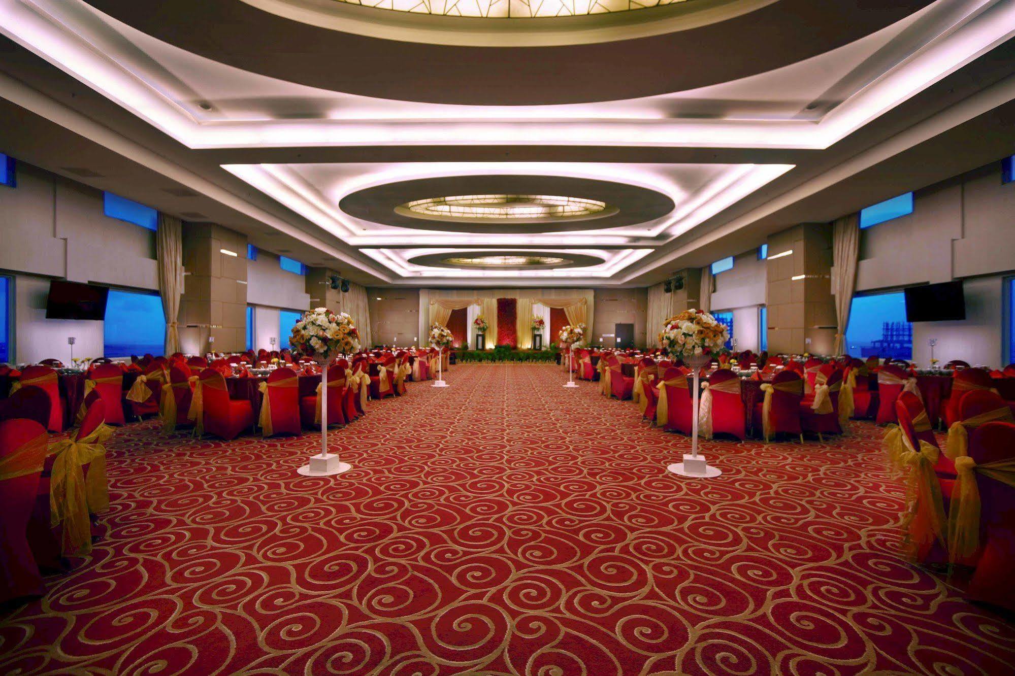 Aston Makassar Hotel & Convention Center Экстерьер фото